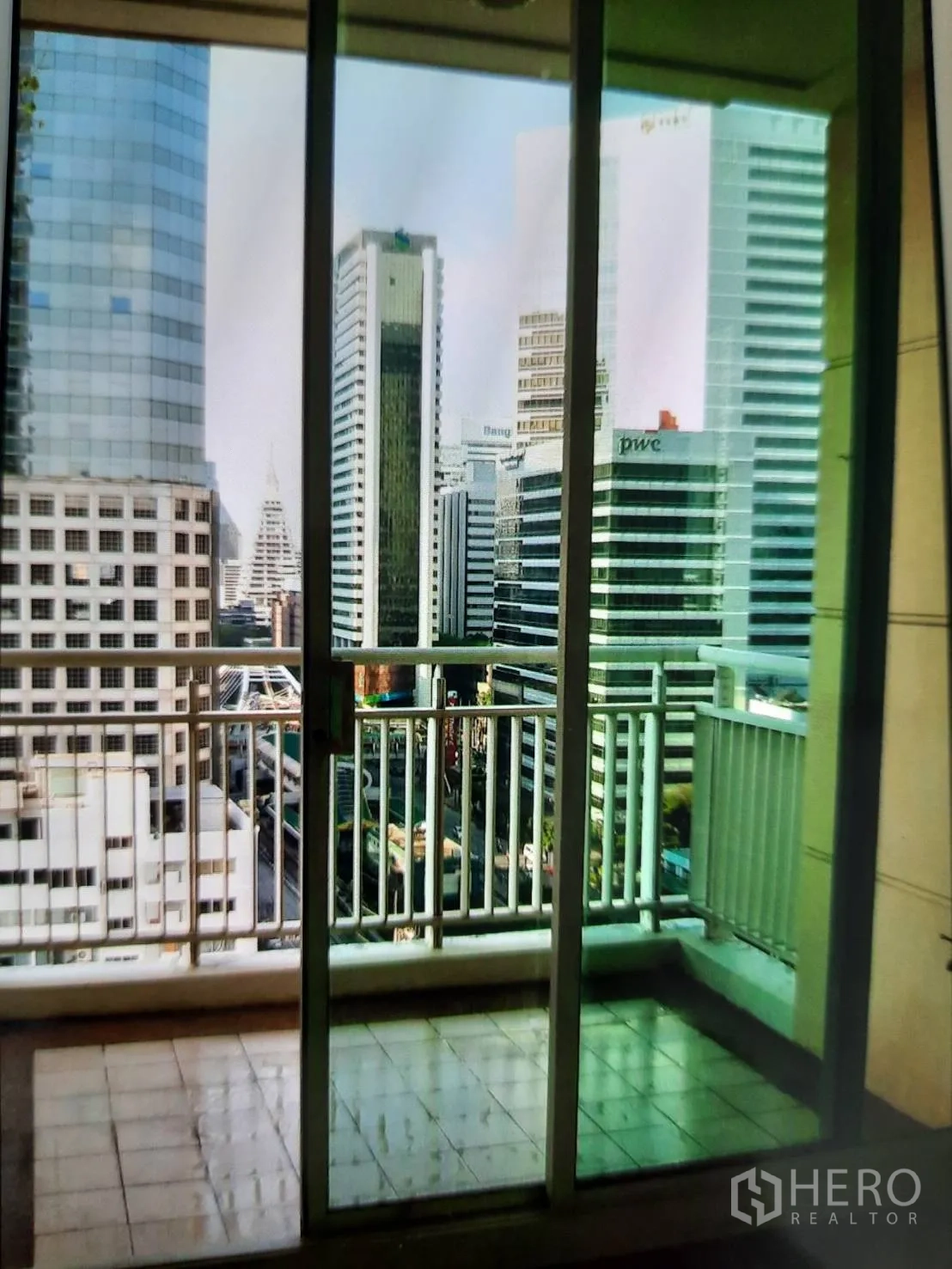 คอนโด ให้เช่าหรือขายในSathon, Bangkok - ระเบียงส่วนตัวพร้อมราวกันตก มองเห็นวิวสกายไลน์สาทรและอาคารสำนักงาน