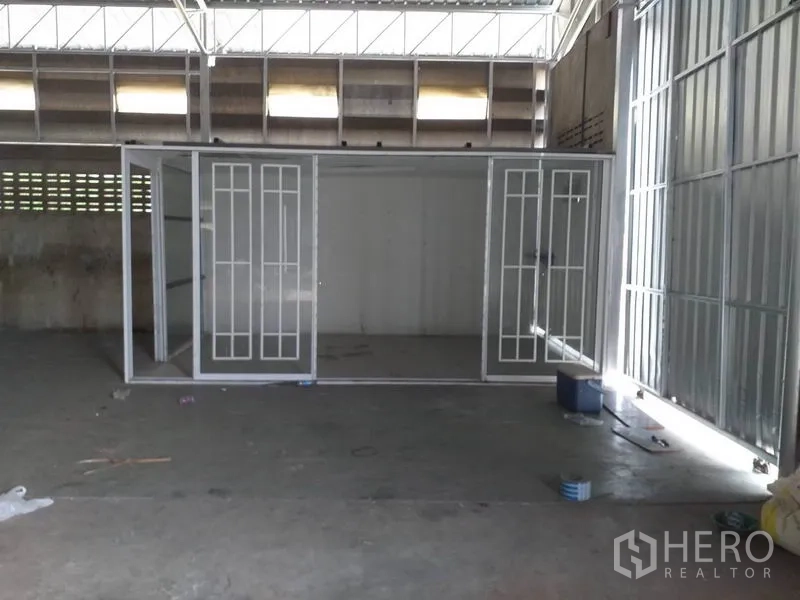 คลังสินค้า ให้เช่าในPak Kret, Nonthaburi - ห้องออฟฟิศกั้นกระจกภายในตัวโกดัง ใต้ช่องแสงบนหลังคา
