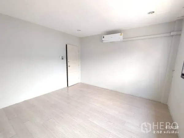 零售空间 出租在Phaya Thai, Bangkok - 明亮空置室内，浅木地板、白色墙面与壁挂空调。