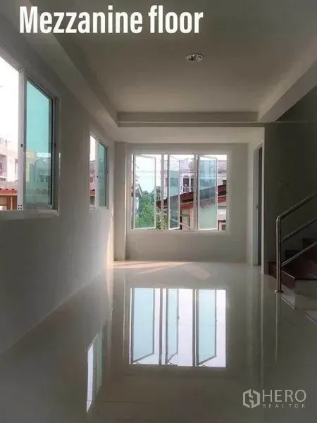 带办公室的家 出租在Min Buri, Bangkok - 夹层开放空间，亮面地砖与大窗采光
