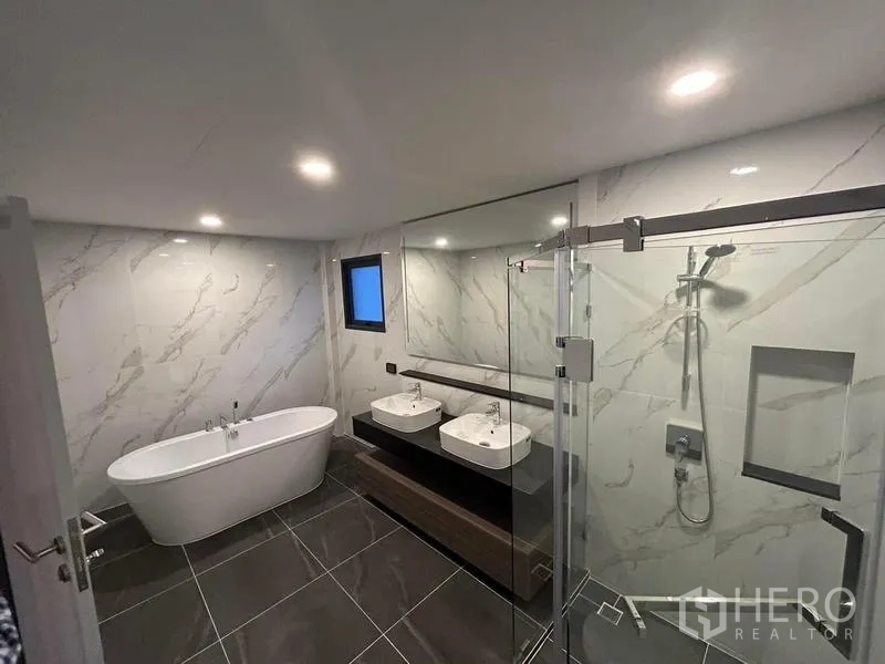 Detached House for rent in Bang Phli, Samut Prakan - Luxury bathroom with freestanding tub, double sinks and glass shower.