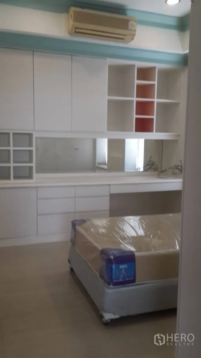 บ้าน ให้เช่าหรือขายในHuai Khwang, Bangkok - ห้องนอนหรือห้องทำงานพร้อมตู้บิลท์อินสีขาว กระจกเงายาว และแอร์แบบติดผนัง