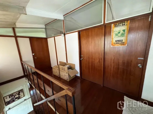 บ้านเดี่ยว for rent or sale in Mueang Samut Prakan, Samut Prakan - โถงชั้นบนพร้อมประตูไม้ ราวกันตก และพื้นไม้เงางาม