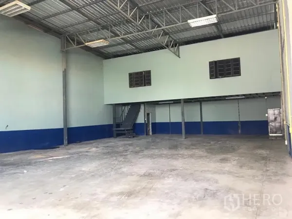 货栈 出租在Lat Krabang, Bangkok - 宽敞开阔的仓库地面，带夹层、楼梯和通风窗