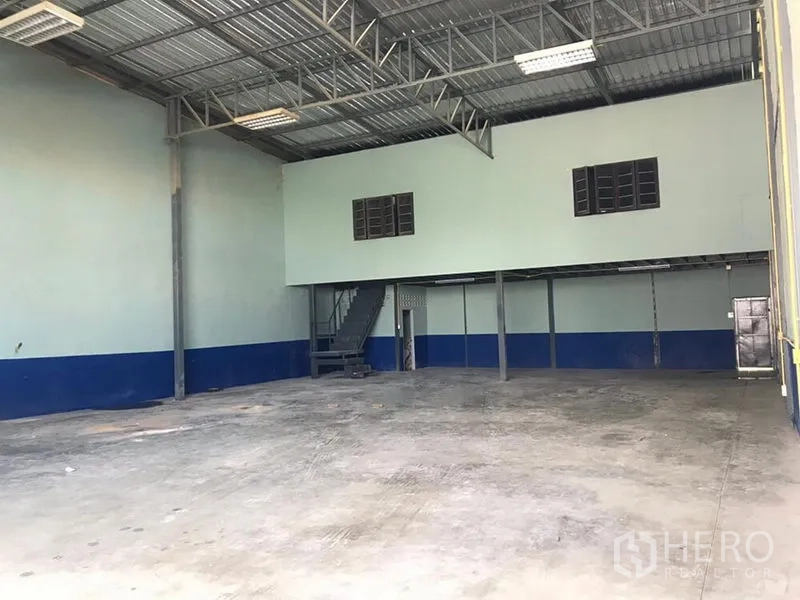 货栈 出租在Lat Krabang, Bangkok - 宽敞开阔的仓库地面，带夹层、楼梯和通风窗