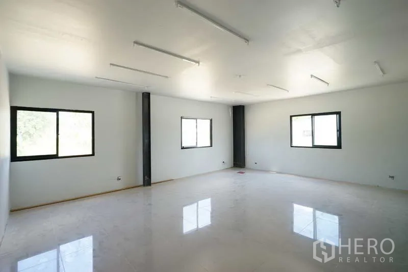 โรงงาน ให้เช่าในChon Buri - ห้องสำนักงานชั้นบนสว่าง มีหน้าต่างและไฟ LED แบบเส้น