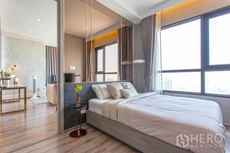 คอนโด ให้เช่าในWatthana, Bangkok - ห้องนอนที่สองมีหน้าต่างสองด้าน โคมไฟแขวน และวิวสกายไลน์