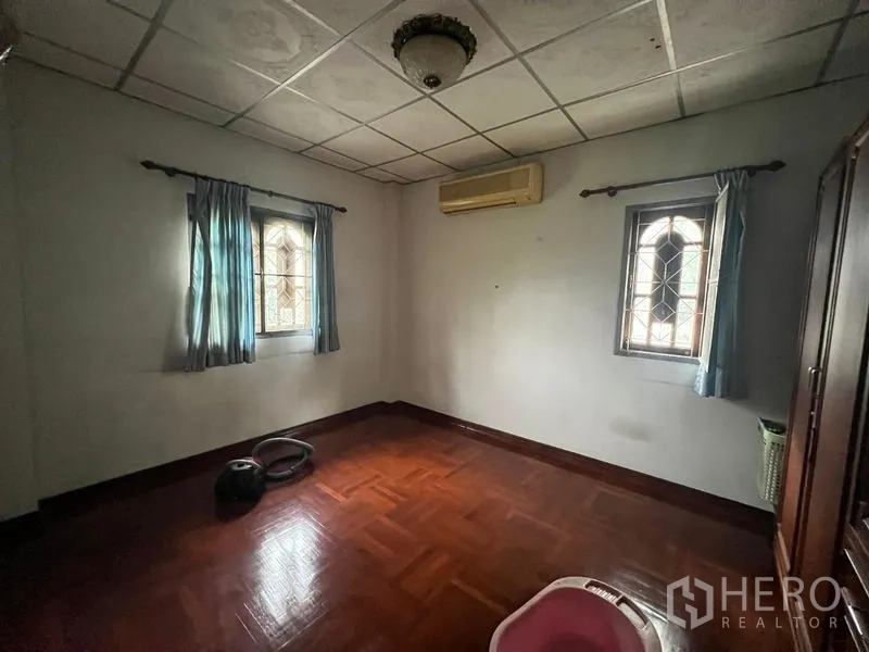独立式住宅 出售在Phra Khanong, Bangkok - 次卧带拼花木地板、两扇窗及壁挂空调。