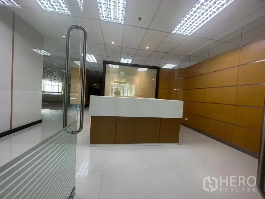 Office Space for rent in Suan Luang, Bangkok - Entrance lobby with glass door and compact reception counter