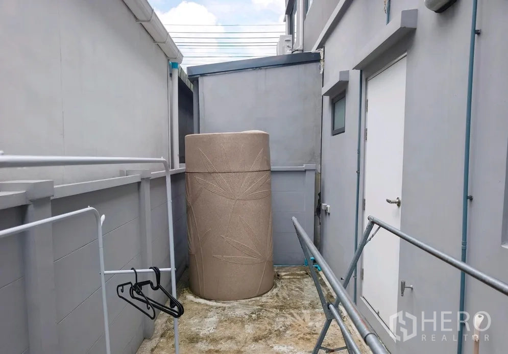 联排别墅 for rent in Bang Phli, Samut Prakan - 家务区另一角度，可见大型蓄水罐与栏杆。