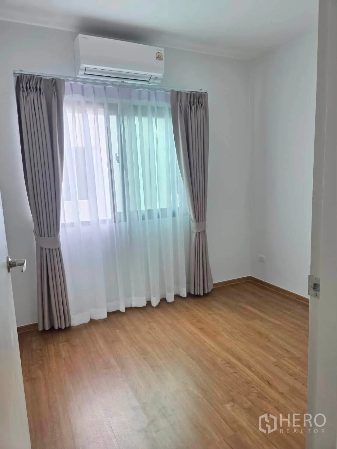 ทาวน์เฮาส์ for rent in Bang Phli, Samut Prakan - ห้องนอนโล่งพร้อมแอร์ ผ้าม่าน และพื้นไม้ลามิเนต.