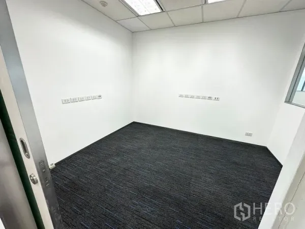 办公空间 出租在Watthana, Bangkok - 小型独立办公室或会议室，深色地毯，配有多组电源与网口。