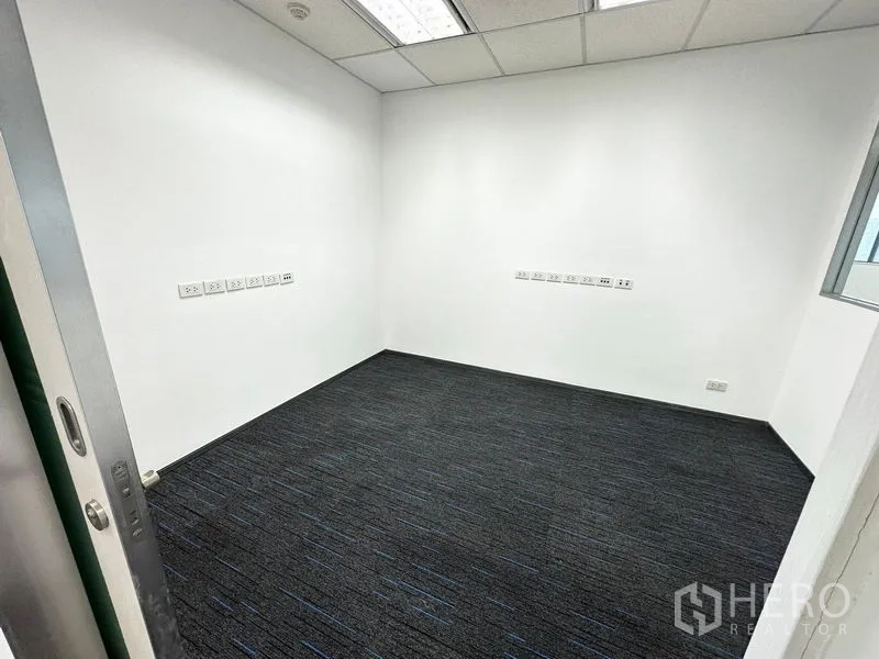 办公空间 出租在Watthana, Bangkok - 小型独立办公室或会议室，深色地毯，配有多组电源与网口。