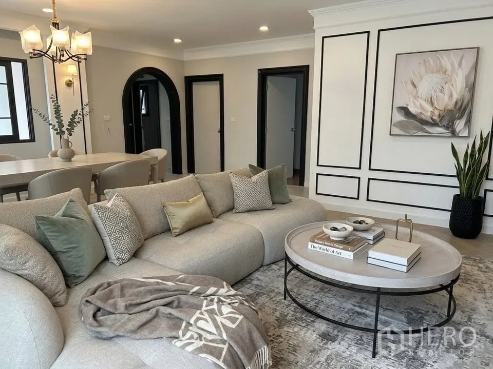 บ้านเดี่ยว for rent in Bang Phli, Samut Prakan - โซนนั่งเล่นโอเพ่นแพลน โซฟาตัวใหญ่ โต๊ะกลาง และผนังบัวตกแต่ง