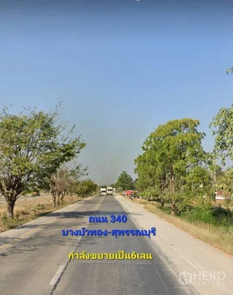 ที่ดิน ขายในBang Bua Thong, Nonthaburi - ถนนบางบัวทอง–สุพรรณบุรี ที่อยู่ระหว่างขยายเลน มีต้นไม้สองข้างทาง