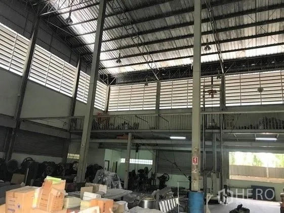 Factory for sale in Khlong Luang, Pathum Thani - Spacious production area with louvered windows, mezzanine walkway and roller shutters.