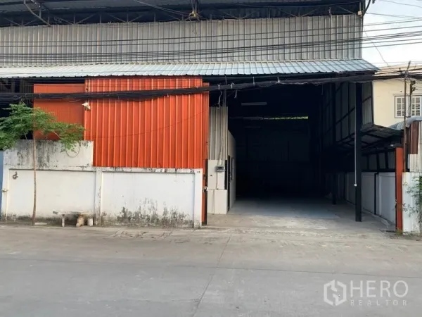 货栈 出租在Bang Kapi, Bangkok - Bang Kapi钢结构仓库外观，橙色金属立面与宽敞车辆出入口。