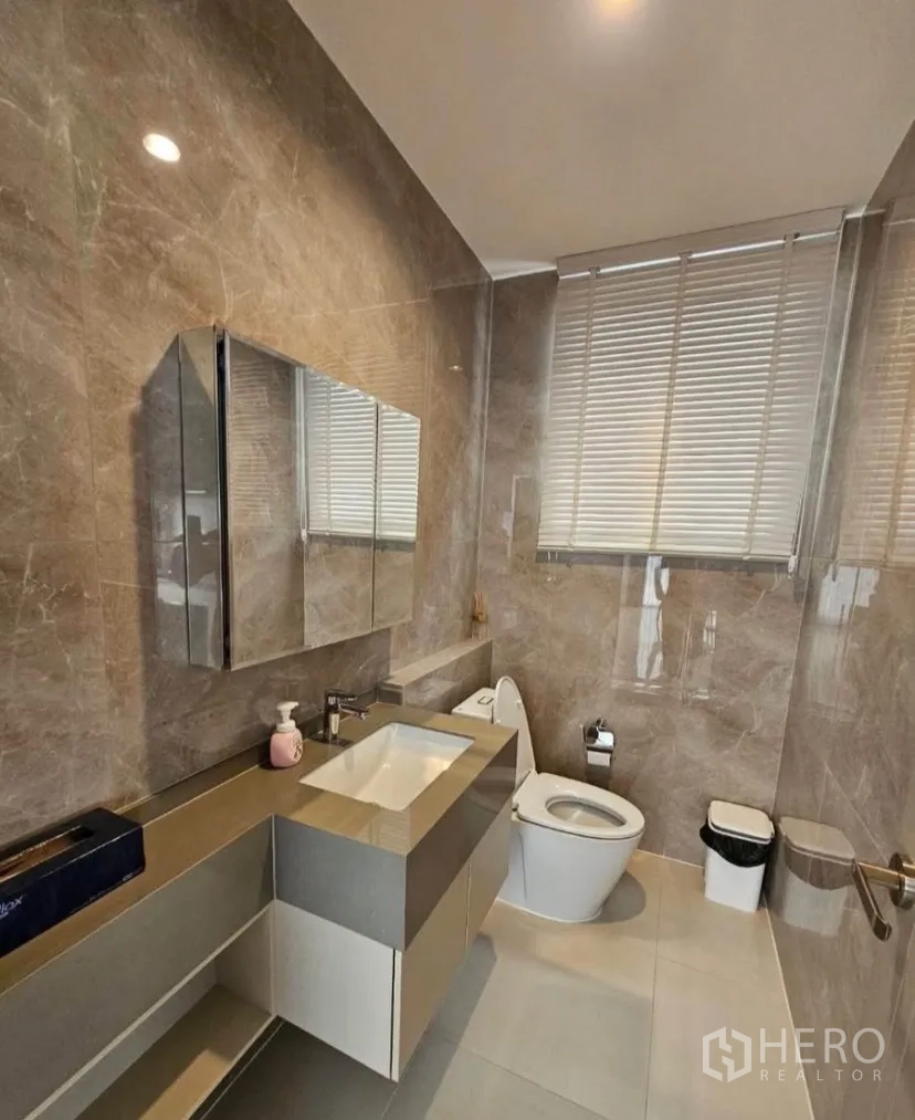 Detached House for rent or sale in Lat Krabang, Bangkok - Guest bathroom with modern vanity, mirror cabinets and stone tiles