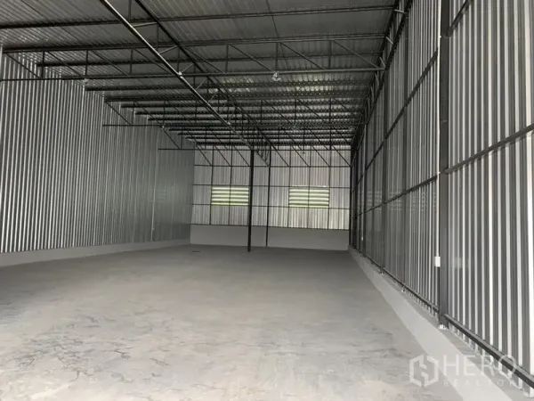 货栈 出租在Khlong Luang, Pathum Thani - 仓库内部，高钢结构屋顶，金属波纹墙，开阔混凝土地面