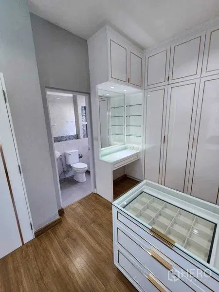 Detached House for rent in Bang Khen, Bangkok - Walk-in dressing area with built-in white cabinetry, lighted vanity and ensuite access.