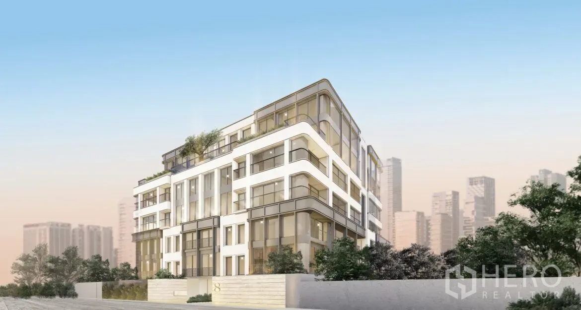 公寓 出售在Watthana, Bangkok - 公寓楼外景侧视角，玻璃阳台与屋顶花园。