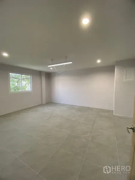 带办公室的家 出租或出售在Suan Luang, Bangkok - 明亮空房，灰色地砖与窗户和顶灯，适合打造独立办公室。