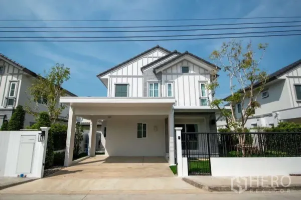 บ้าน ให้เช่าในBang Phli, Samut Prakan - บ้านเดี่ยวสองชั้นสไตล์โมเดิร์น โทนขาว พร้อมรั้วและที่จอดรถในร่ม