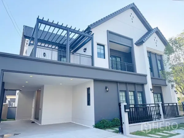 独立式住宅 出租或出售在Bang Phli, Samut Prakan - Centro Bangna现代两层独栋外观，带阳台与有顶车位