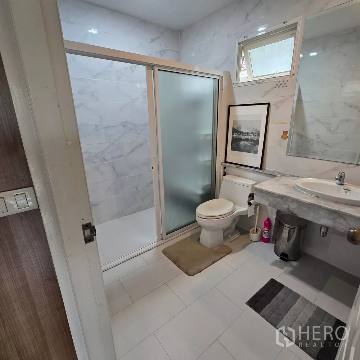 Detached House for rent in Mueang Pathum Thani, Pathum Thani - Modern bathroom with marble-effect tiles and a glass shower enclosure.