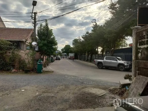 Warehouse for rent in Bang Phli, Samut Prakan - Neighborhood street outside the property with vehicles and street lighting.