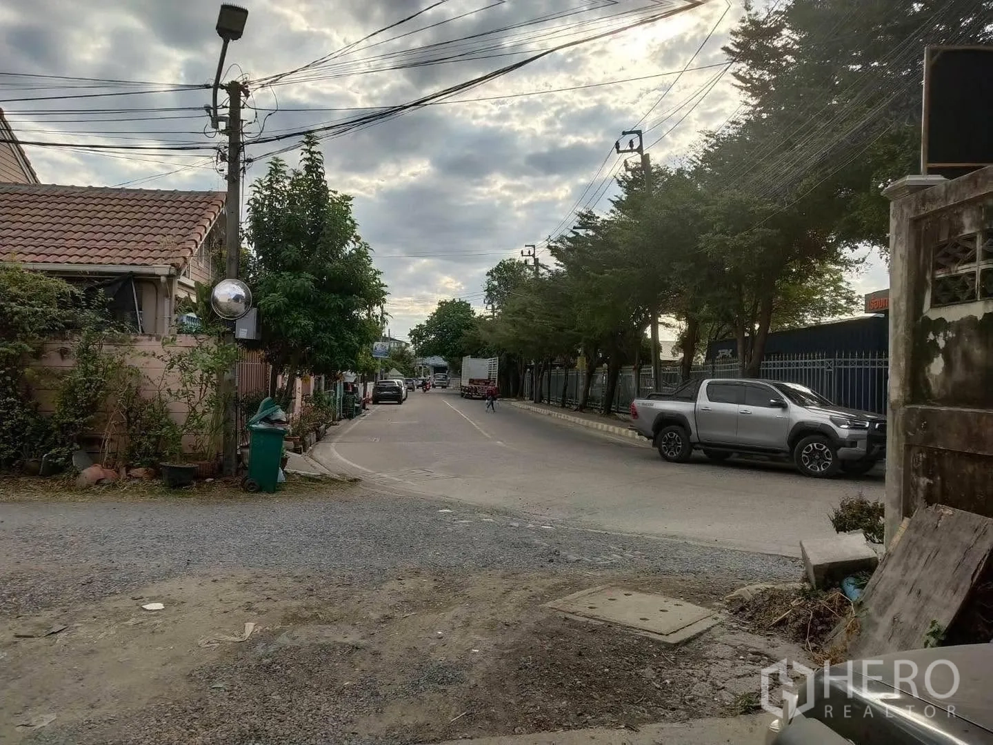 Warehouse for rent in Bang Phli, Samut Prakan - Neighborhood street outside the property with vehicles and street lighting.
