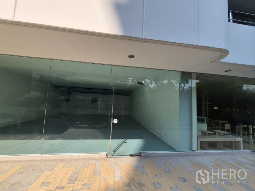 พื้นที่ขายปลีก for rent in Watthana, Bangkok - พื้นที่ค้าปลีกชั้นล่างพร้อมผนังกระจกเต็มบานและประตูกระจก เหมาะติดป้ายแบรนด์