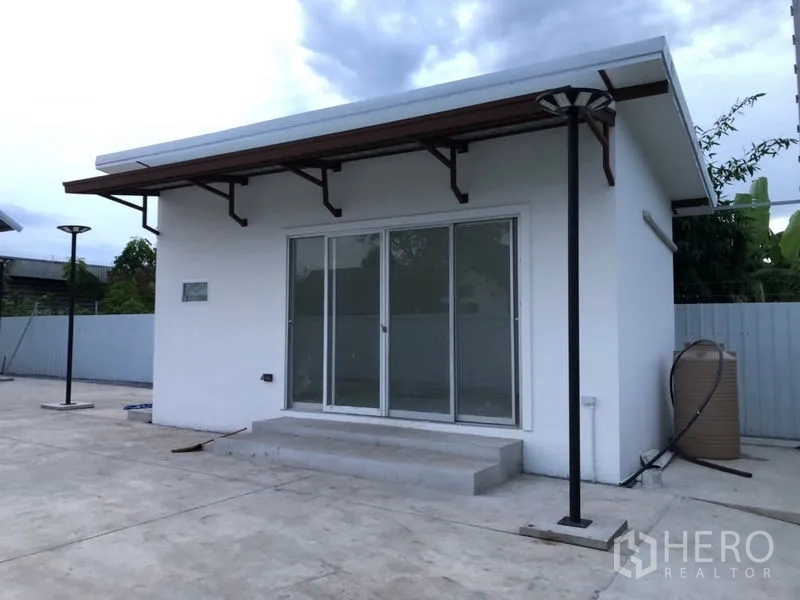 Warehouse for rent in Bueng Kum, Bangkok - Detached office building with sliding glass doors set on a concrete forecourt