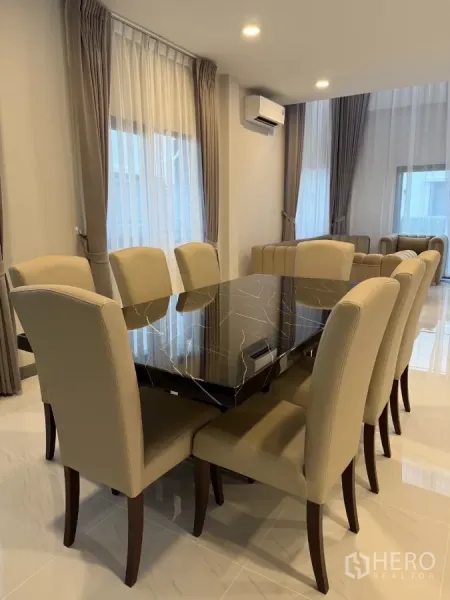 独立式住宅 出租在Bang Phli, Samut Prakan - 八人位餐厅，黑色大理石餐桌与软包餐椅。