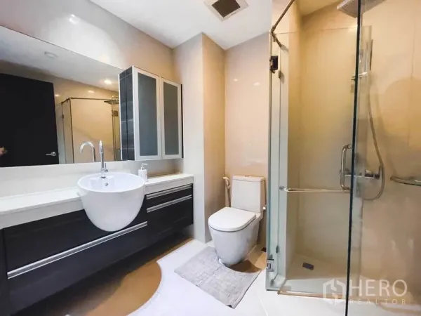 คอนโด ให้เช่าในWatthana, Bangkok - ห้องน้ำสไตล์โมเดิร์น กระจกบานกว้าง เคาน์เตอร์อ่างล้างหน้า โถสุขภัณฑ์ และตู้ shower กระจก