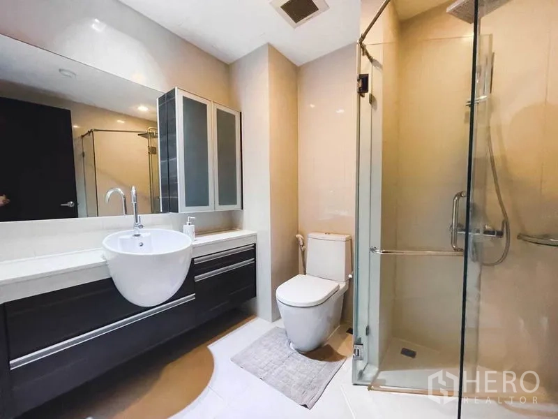 คอนโด ให้เช่าในWatthana, Bangkok - ห้องน้ำสไตล์โมเดิร์น กระจกบานกว้าง เคาน์เตอร์อ่างล้างหน้า โถสุขภัณฑ์ และตู้ shower กระจก