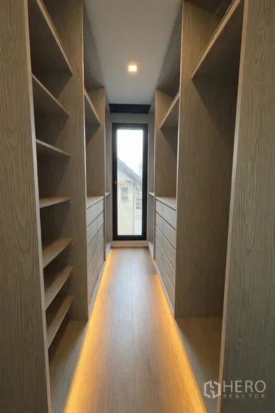 บ้านแฝด for rent in Watthana, Bangkok - ห้องแต่งตัวแบบแคบยาวมีหน้าต่างและชั้นวางมีไฟ