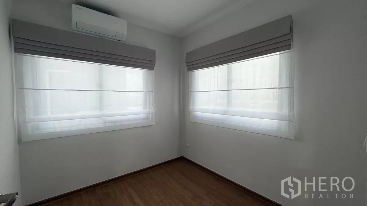 Townhouse for rent in Bang Phli, Samut Prakan - Unfurnished bedroom with two windows and day blinds.