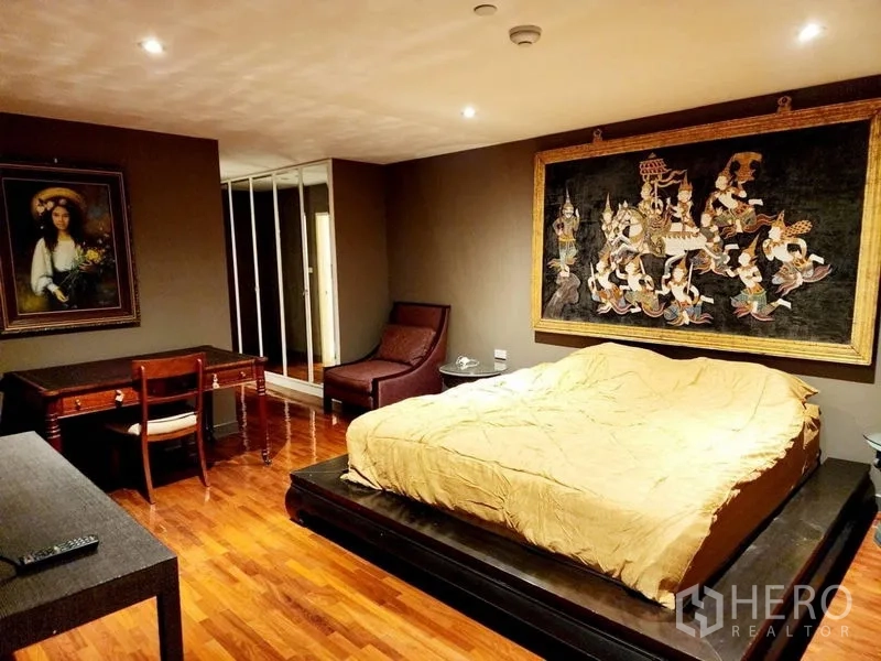 คอนโด ให้เช่าในBang Rak, Bangkok - ห้องนอนสไตล์อบอุ่น เตียงยกพื้น งานศิลป์ไทย และพื้นไม้