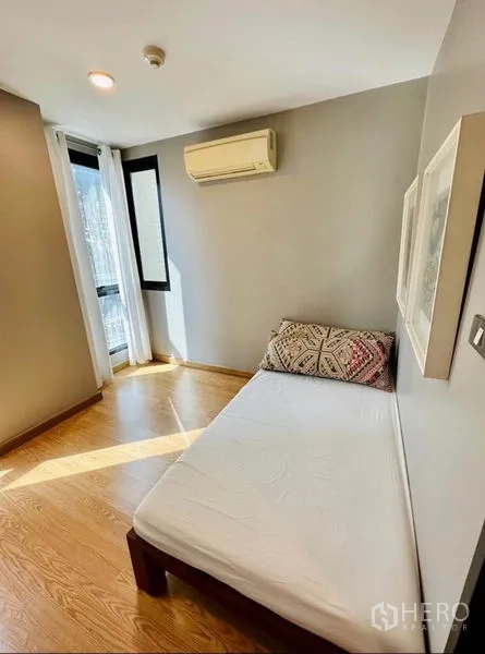 คอนโด ให้เช่าในWatthana, Bangkok - ห้องนอนรองสว่าง เตียงเดี่ยว เครื่องปรับอากาศ และหน้าต่างมุม