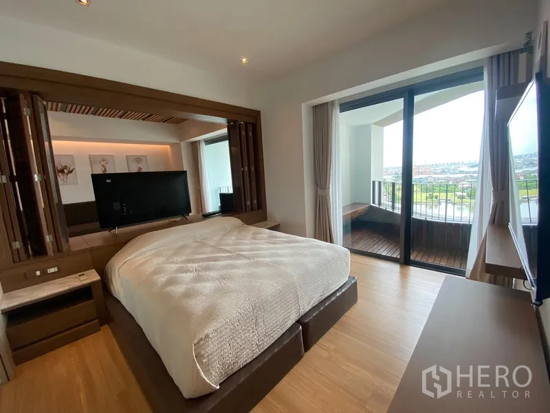 公寓 出租在Yan Nawa, Bangkok - 主卧配大床，推拉门通向阳台，可欣赏河景。