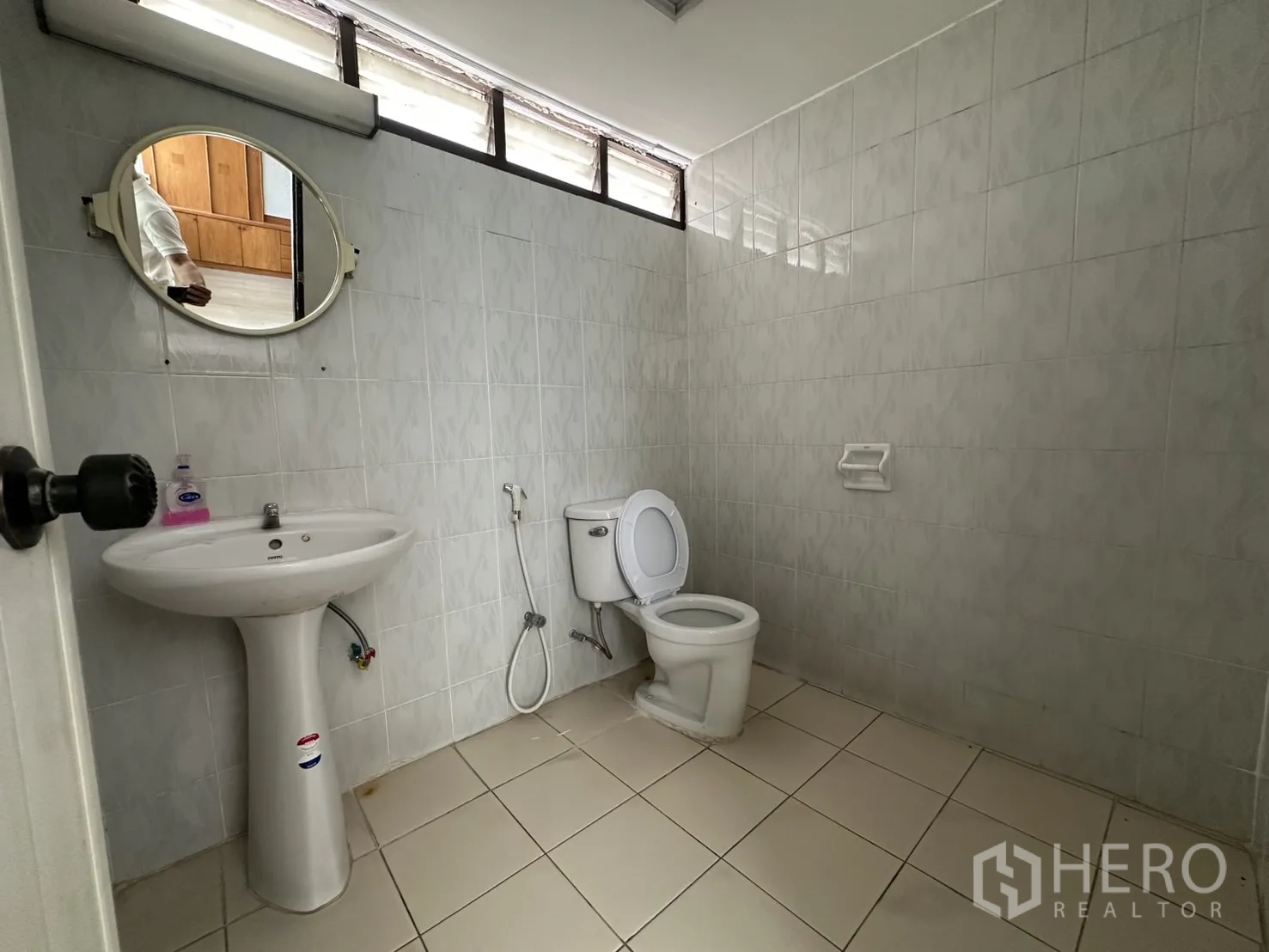 Retail Space for rent in Watthana, Bangkok - Bathroom with pedestal sink, toilet and tiled walls.