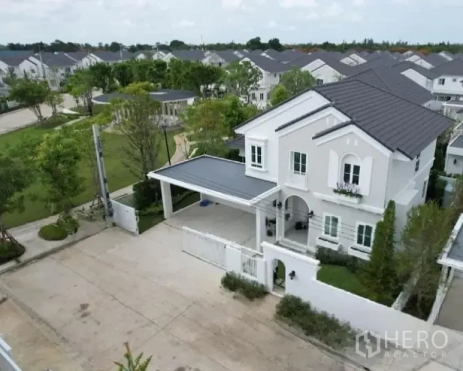 Detached House for rent in Bang Phli, Samut Prakan - Aerial view of the detached home beside a green park within a gated community.