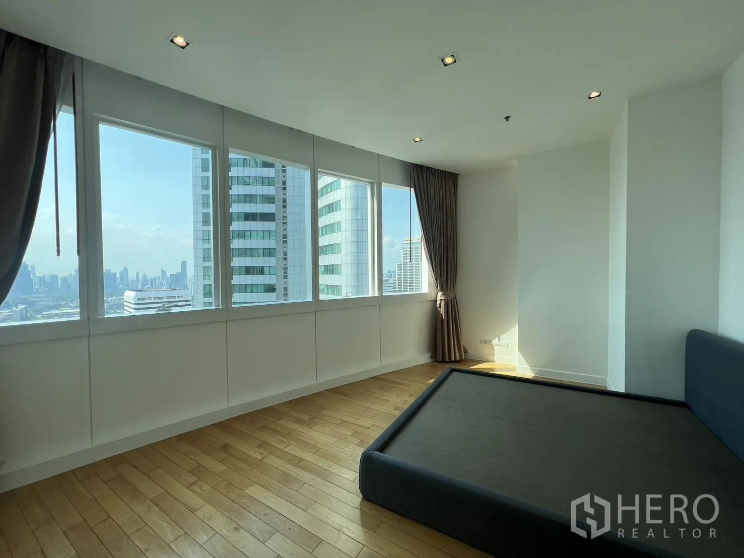 คอนโด for sale in Khlong Toei, Bangkok - ห้องนอนวิวเมืองพาโนรามา พร้อมผ้าม่านทึบแสง