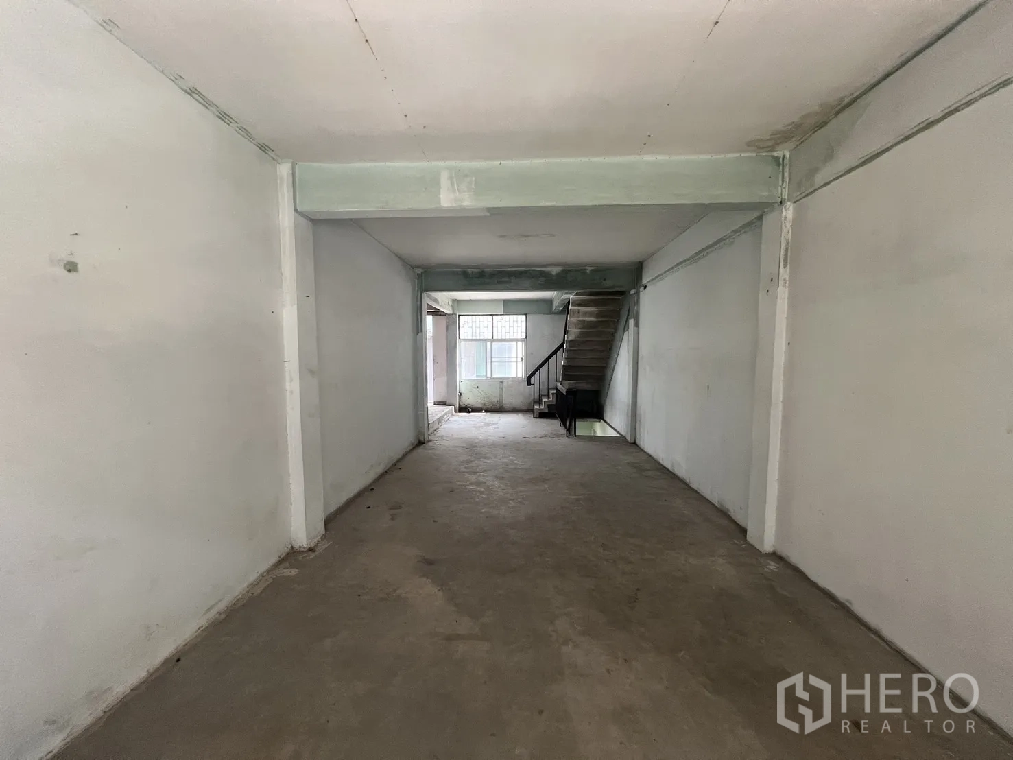ตึกแถว for rent in Bang Rak, Bangkok - พื้นที่เปิดโล่งมีผนังบางส่วนและช่องหน้าต่างขนาดใหญ่