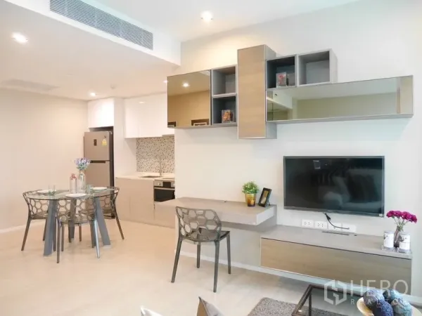 公寓 出租在Watthana, Bangkok - 开放式客厅，壁柜、电视、餐桌与小厨房