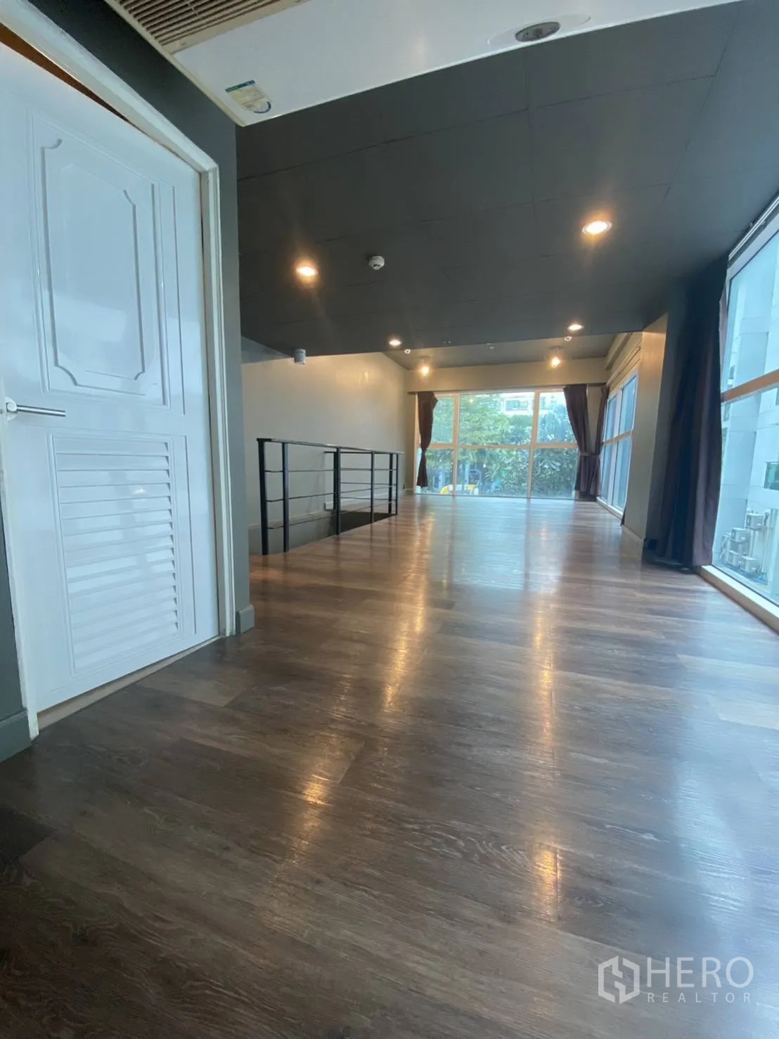 Retail Space for rent in Huai Khwang, Bangkok - Bright mezzanine showroom with floor-to-ceiling glazing and open-plan layout.