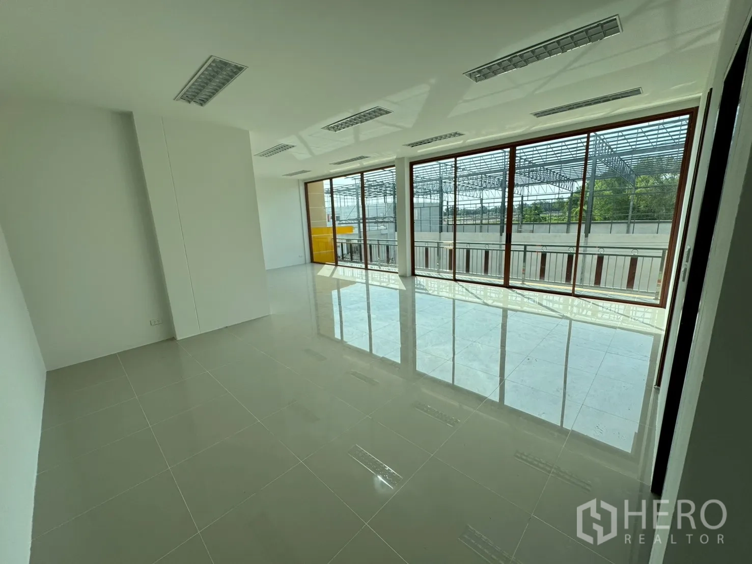 โรงงาน for sale in Mueang Samut Sakhon, Samut Sakhon - ออฟฟิศชั้นบนสว่างโล่ง พร้อมหน้าต่างเต็มความยาวและทางออกสู่ระเบียง