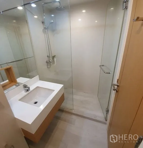 คอนโด ให้เช่าในWatthana, Bangkok - ห้องน้ำทันสมัย ส่วนอาบน้ำกระจกนิรภัยและอ่างล้างหน้าดีไซน์เรียบ