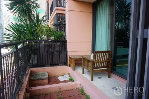 公寓 出售在Khlong Toei, Bangkok - 私家阳台设木质桌椅与绿植槽，可观城市景，位于曼谷空堤区公寓。